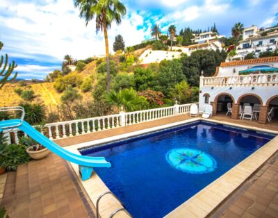 Four bedroom villa (incl studio) with outdoor/indoor pool, movie room and BBQ