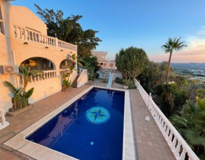 Four bedroom villa (incl studio) with outdoor/indoor pool, movie room and BBQ