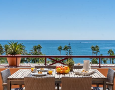 Two bedroom penthouse Estepona with great sea views & beach access