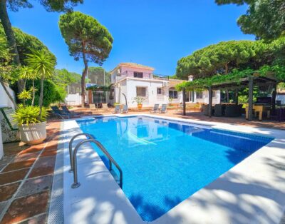 Spacious 7 Bedroom Villa with private pool